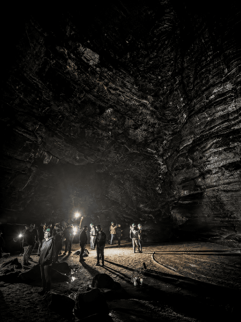 Buraco do Padre promove experiência noturna com pôr do sol, revoada dos andorinhões e caminhada