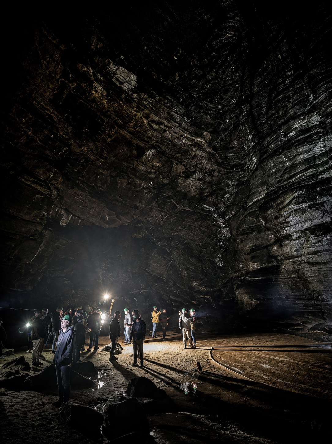 Buraco do Padre promove experiência noturna com pôr do sol, revoada dos andorinhões e caminhada